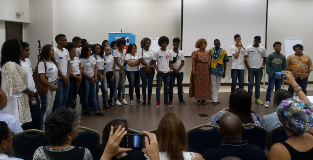 Adolescentes da Fundação Cidade-Mãe se apresentam no Encontro Municipal de Combate ao Racismo Institucional. Foto: Pryscila Brito