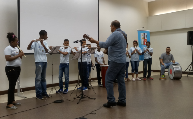 Alunos da Escolab, projeto do Subúrbio 360, fazem apresentação musical no Encontro Municipal. Foto: Pryscila Brito