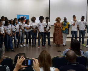 Na foto, Dr. Oilda Rejane e adolescentes da Fundação Cidade-Mãe. Foto: Pryscila Brito